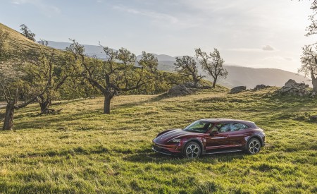 2021 Porsche Taycan 4 Cross Turismo (Color: Cherry Red) Front Three-Quarter Wallpapers 450x275 (46)