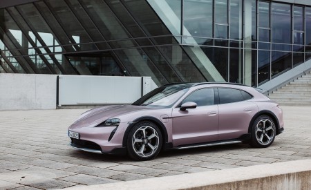 2021 Porsche Taycan 4 Cross Turismo (Color: Frozen Berry Metallic) Front Three-Quarter Wallpapers 450x275 (127)