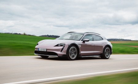 2021 Porsche Taycan 4 Cross Turismo (Color: Frozen Berry Metallic) Front Three-Quarter Wallpapers 450x275 (116)