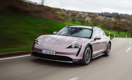 2021 Porsche Taycan 4 Cross Turismo (Color: Frozen Berry Metallic) Front Wallpapers 450x275 (120)