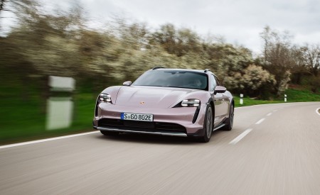 2021 Porsche Taycan 4 Cross Turismo (Color: Frozen Berry Metallic) Front Wallpapers 450x275 (111)
