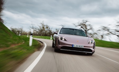 2021 Porsche Taycan 4 Cross Turismo (Color: Frozen Berry Metallic) Front Wallpapers 450x275 (112)