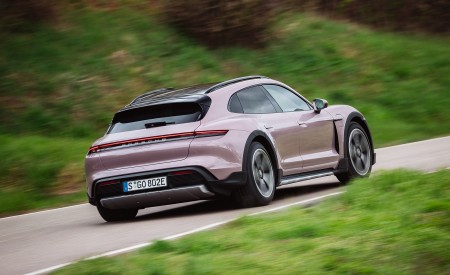 2021 Porsche Taycan 4 Cross Turismo (Color: Frozen Berry Metallic) Rear Three-Quarter Wallpapers 450x275 (113)