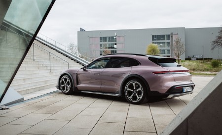 2021 Porsche Taycan 4 Cross Turismo (Color: Frozen Berry Metallic) Rear Three-Quarter Wallpapers 450x275 (128)