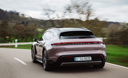 2021 Porsche Taycan 4 Cross Turismo (Color: Frozen Berry Metallic) Rear Wallpapers 450x275 (124)