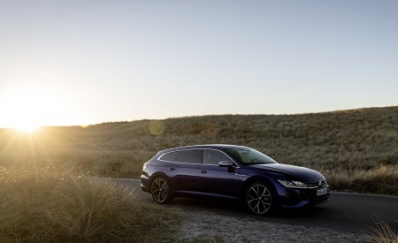 2021 Volkswagen Arteon R Shooting Brake Front Three-Quarter Wallpapers 450x275 (17)
