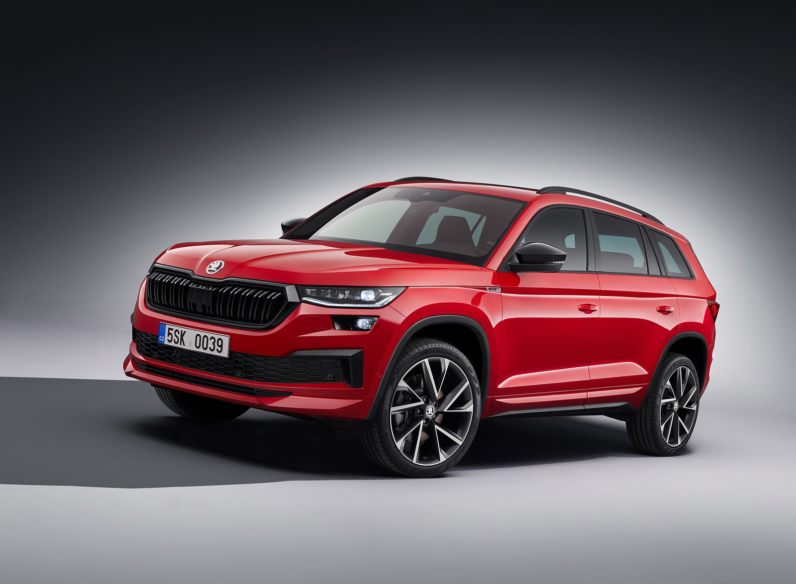 2021 Škoda Kodiaq SPORTLINE Front Three-Quarter Wallpapers (12)