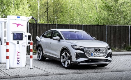2022 Audi Q4 Sportback e-tron (Color: Florett Silver) Charging Wallpapers 450x275 (25)