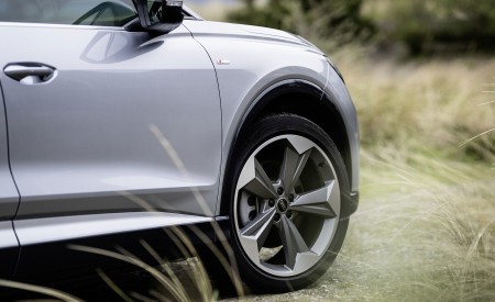 2022 Audi Q4 Sportback e-tron (Color: Florett Silver) Detail Wallpapers 450x275 (31)