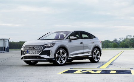 2022 Audi Q4 Sportback e-tron (Color: Florett Silver) Front Three-Quarter Wallpapers 450x275 (14)