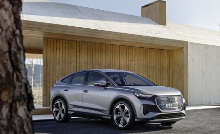 2022 Audi Q4 Sportback e-tron (Color: Florett Silver) Front Three-Quarter Wallpapers 450x275 (82)