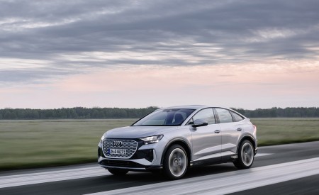 2022 Audi Q4 Sportback e-tron (Color: Florett Silver) Front Three-Quarter Wallpapers 450x275 (6)