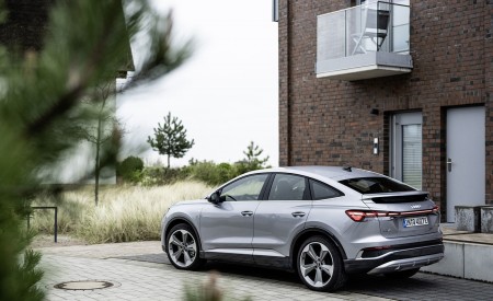 2022 Audi Q4 Sportback e-tron (Color: Florett Silver) Rear Three-Quarter Wallpapers  450x275 (28)