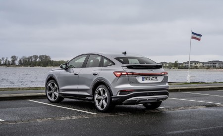 2022 Audi Q4 Sportback e-tron (Color: Florett Silver) Rear Three-Quarter Wallpapers 450x275 (18)