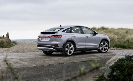 2022 Audi Q4 Sportback e-tron (Color: Florett Silver) Rear Three-Quarter Wallpapers 450x275 (19)
