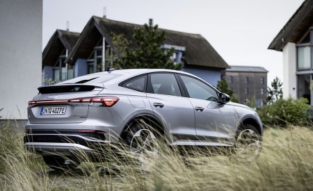 2022 Audi Q4 Sportback e-tron (Color: Florett Silver) Rear Three-Quarter Wallpapers 450x275 (30)