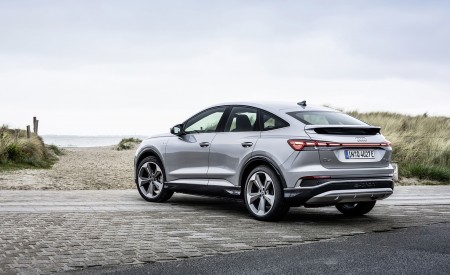 2022 Audi Q4 Sportback e-tron (Color: Florett Silver) Rear Three-Quarter Wallpapers 450x275 (20)