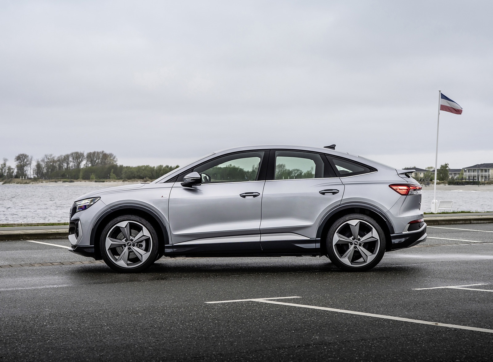 2022 Audi Q4 Sportback e-tron (Color: Florett Silver) Side Wallpapers (12)
