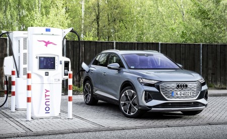 2022 Audi Q4 e-tron (Color: Geyser Blue) Charging Wallpapers 450x275 (24)