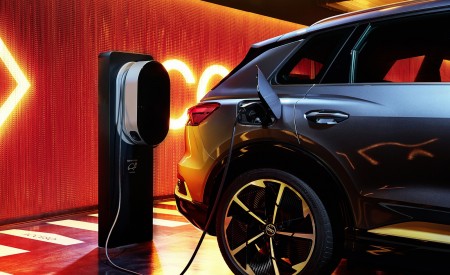 2022 Audi Q4 e-tron (Color: Geyser Blue Metallic) Charging Wallpapers 450x275 (99)