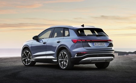 2022 Audi Q4 e-tron (Color: Geyser Blue Metallic) Rear Three-Quarter Wallpapers  450x275 (72)
