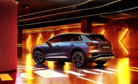 2022 Audi Q4 e-tron (Color: Geyser Blue Metallic) Rear Three-Quarter Wallpapers 450x275 (96)