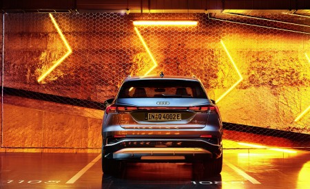 2022 Audi Q4 e-tron (Color: Geyser Blue Metallic) Rear Wallpapers 450x275 (97)
