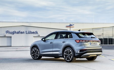 2022 Audi Q4 e-tron (Color: Geyser Blue) Rear Three-Quarter Wallpapers 450x275 (19)
