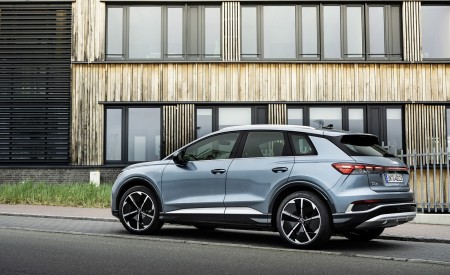 2022 Audi Q4 e-tron (Color: Geyser Blue) Rear Three-Quarter Wallpapers 450x275 (22)