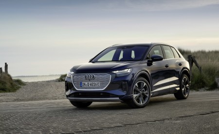 2022 Audi Q4 e-tron (Color: Navarra Blue Metallic) Front Three-Quarter Wallpapers 450x275 (38)