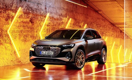 2022 Audi Q4 e-tron (Color: Typhoon Gray) Front Three-Quarter Wallpapers  450x275 (138)