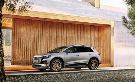 2022 Audi Q4 e-tron (Color: Typhoon Gray) Front Three-Quarter Wallpapers 450x275 (129)