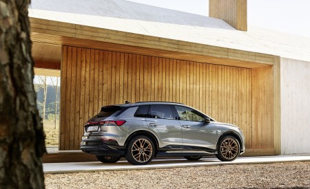 2022 Audi Q4 e-tron (Color: Typhoon Gray) Rear Three-Quarter Wallpapers  450x275 (131)