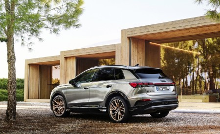 2022 Audi Q4 e-tron (Color: Typhoon Gray) Rear Three-Quarter Wallpapers 450x275 (132)