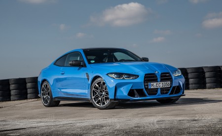 2022 BMW M4 Competition M xDrive Front Three-Quarter Wallpapers 450x275 (57)