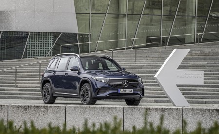 2022 Mercedes-Benz EQB 300 4MATIC (Color: Denim Blue) Front Three-Quarter Wallpapers 450x275 (128)