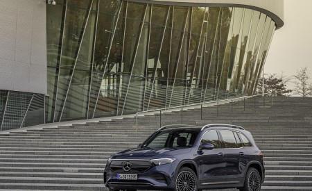 2022 Mercedes-Benz EQB 300 4MATIC (Color: Denim Blue) Front Three-Quarter Wallpapers 450x275 (127)