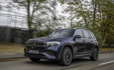2022 Mercedes-Benz EQB 300 4MATIC (Color: Denim Blue) Front Three-Quarter Wallpapers  450x275 (123)