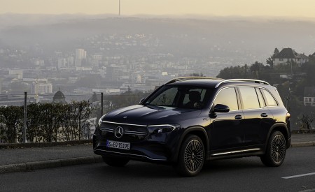 2022 Mercedes-Benz EQB 300 4MATIC (Color: Denim Blue) Front Three-Quarter Wallpapers 450x275 (125)