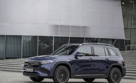 2022 Mercedes-Benz EQB 300 4MATIC (Color: Denim Blue) Front Three-Quarter Wallpapers 450x275 (129)
