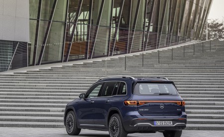 2022 Mercedes-Benz EQB 300 4MATIC (Color: Denim Blue) Rear Three-Quarter Wallpapers 450x275 (130)