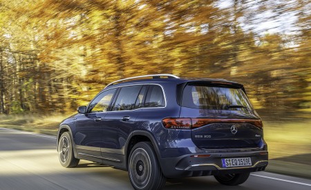 2022 Mercedes-Benz EQB 300 4MATIC (Color: Denim Blue) Rear Three-Quarter Wallpapers 450x275 (124)