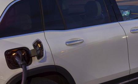 2022 Mercedes-Benz EQB 300 4MATIC (Color: Digital White) Charging Connector Wallpapers 450x275 (89)