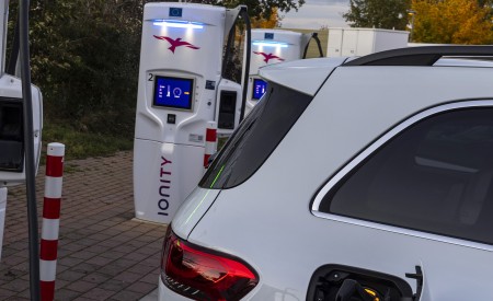 2022 Mercedes-Benz EQB 300 4MATIC (Color: Digital White) Charging Connector Wallpapers 450x275 (90)