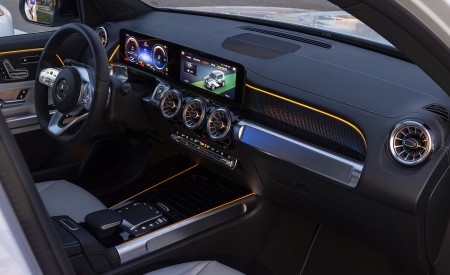2022 Mercedes-Benz EQB 300 4MATIC (Color: Digital White) Interior Wallpapers 450x275 (92)
