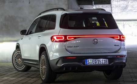 2022 Mercedes-Benz EQB 300 4MATIC (Color: Digital White) Rear Three-Quarter Wallpapers 450x275 (85)
