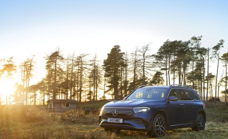 2022 Mercedes-Benz EQB 300 (UK-Spec) Front Three-Quarter Wallpapers  450x275 (30)