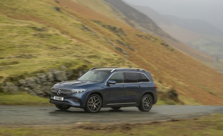 2022 Mercedes-Benz EQB 300 (UK-Spec) Front Three-Quarter Wallpapers 450x275 (12)