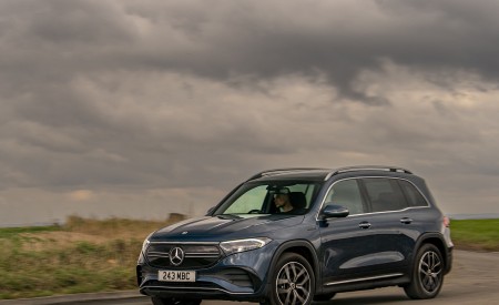 2022 Mercedes-Benz EQB 300 (UK-Spec) Front Three-Quarter Wallpapers  450x275 (24)