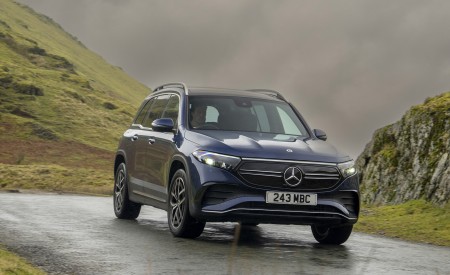 2022 Mercedes-Benz EQB 300 (UK-Spec) Front Three-Quarter Wallpapers  450x275 (20)